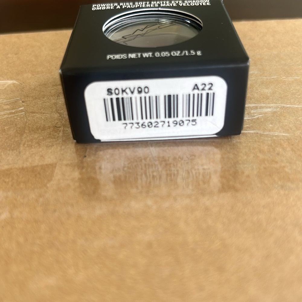Mac powder kiss eye shadow - Picture 3 of 3